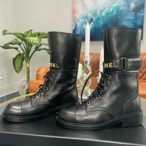 【新品・未使用】CHANEL ブラック エナメル レースアップシューズ s_wp_6556b8da56b2f886a1a6fe84.webp